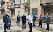 副校长周世健实地察看住房安全工作情况