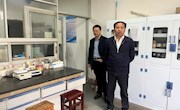 学校副校长周世健带队深入实验室现场检查安全情况